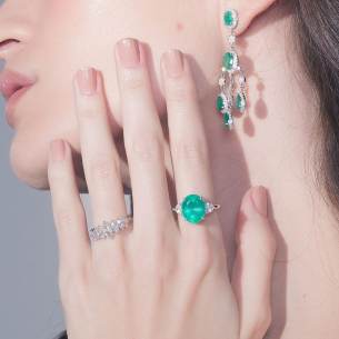 Anel com Esmeralda e Brilhantes em Ouro Branco 18K