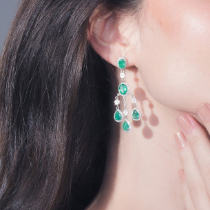 Brinco em Ouro Branco 18K com Diamantes e Esmeralda 