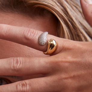 Anel Vírgula com Diamantes em Ouro Amarelo 18K