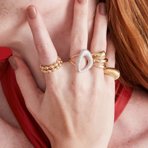 Anel com Pavê de Diamantes em Ouro Amarelo 18K