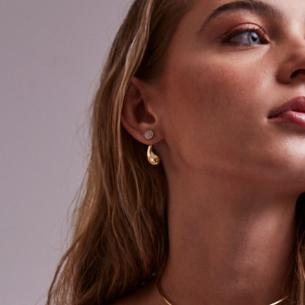 Brinco Ponto e Vírgula em Ouro Amarelo 18K com Diamantes