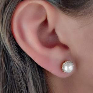 Brinco em Ouro Amarelo 18K com Diamantes e Pérola 