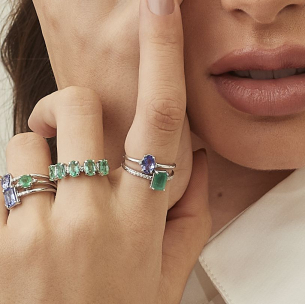 Anel com Esmeraldas e Diamantes em Ouro Branco 18K