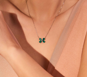 Gargantilha borboleta em Ouro Branco 18K com Esmeraldas e Diamante