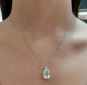 Gargantilha com Água Marinha e Diamantes em Ouro Branco 18K