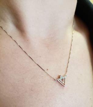 Gargantilha Triângulo Vazado com Brilhantes em Ouro Branco 18K